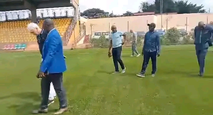 Indomitable Lions : Despite controversy, Marc Brys continues to work 3 Marc Brys and staff at Ngoaekele stadium